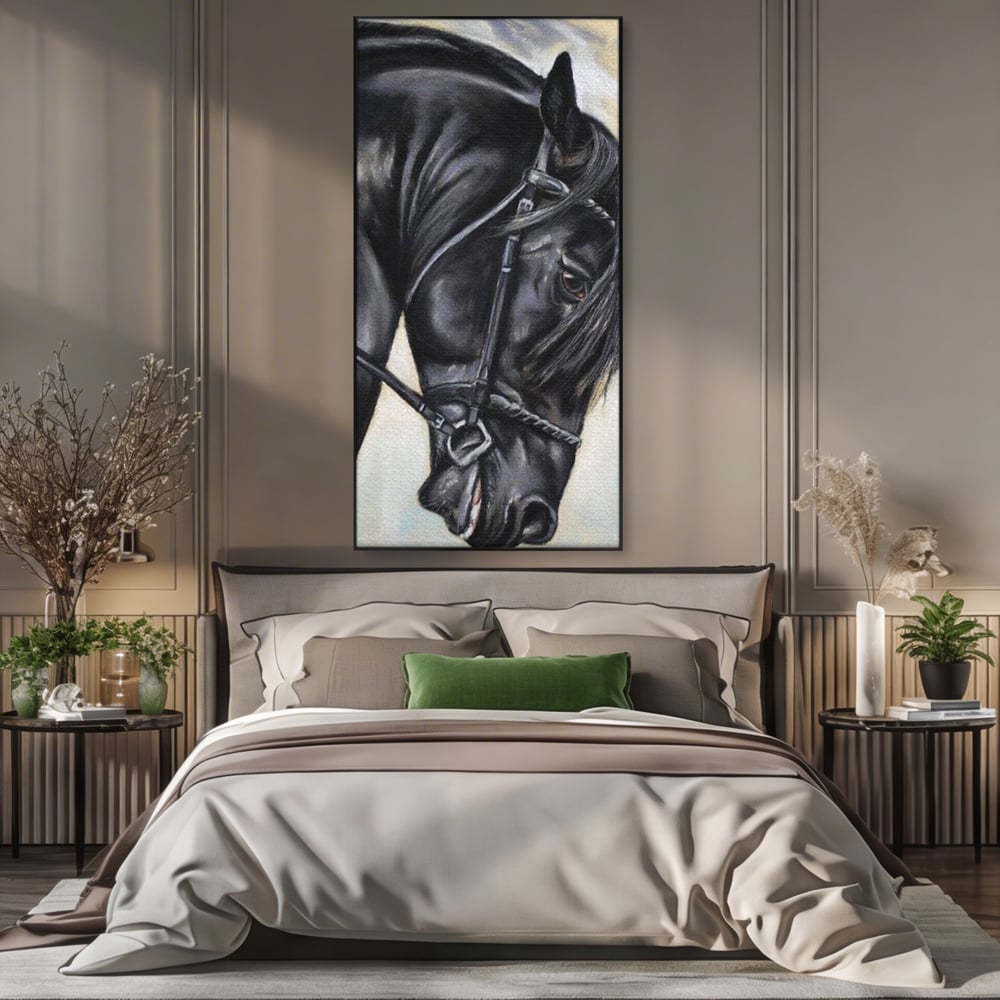 Tablou canvas cu tablou canvas cu pictura de armasar negru in profil, in rama de aluminiu negru, pe perete intr-un dormitor